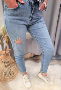 Spodnie damskie jasny jeans MOM FIT ozdoba wycięte serce cyrkonie