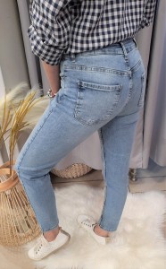 Spodnie damskie jasny jeans MOM FIT ozdoba wycięte serce cyrkonie