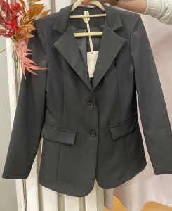 Marynarka damska klasyczna na dwa guziki