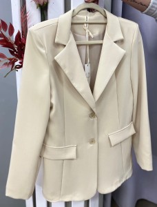 Marynarka damska klasyczna na dwa guziki