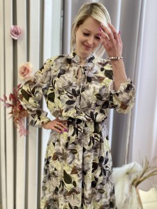 Sukienka z asymetrycznym dołem w białe duże kwiaty