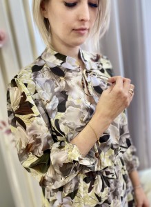 Sukienka z asymetrycznym dołem w białe duże kwiaty