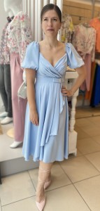 Sukienka asymetryczna rękaw bufki błękitna