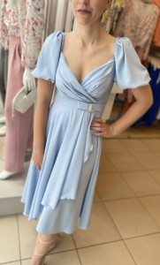 Sukienka asymetryczna rękaw bufki błękitna