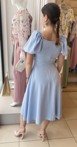 Sukienka asymetryczna rękaw bufki błękitna