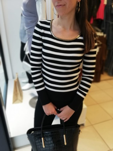 Sweter damski w paski z ozdobnym łańcuchem na dekolcie