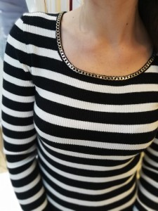 Sweter damski w paski z ozdobnym łańcuchem na dekolcie