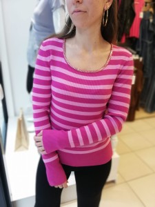 Sweter damski w paski z ozdobnym łańcuchem na dekolcie