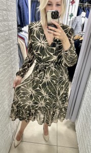 Sukienka długi transparentyny rękaw falbanka u dołu duże kwiaty 