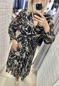 Sukienka długi transparentyny rękaw falbanka u dołu duże kwiaty 