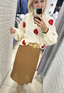 Sweter damski pleciony w serduszka