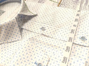 Koszula męska długi rękaw Regularna biała w błękitny wzór strzałki i kropka  