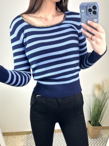 Sweter damski w paski z ozdobnym łańcuchem na dekolcie