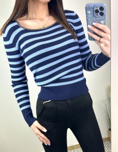 Sweter damski w paski z ozdobnym łańcuchem na dekolcie