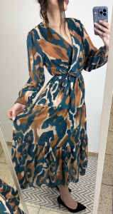 Sukienka we wzór zakładany dekolt trzy falbanki