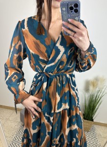 Sukienka we wzór zakładany dekolt trzy falbanki