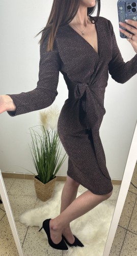 Sukienka zakładana z wiązaniem błyszcząca