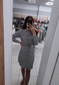 Sukienka koszulowa biało-czarny wzór 