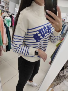 Półgolf damski guziki na ramieniu napis AMOUR