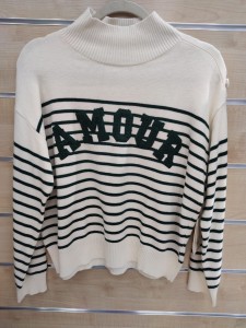 Półgolf damski guziki na ramieniu napis AMOUR