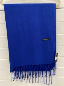 Szal damski jednokolorowy z frędzlami