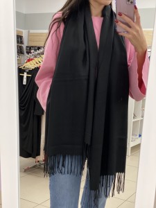 Szal damski jednokolorowy z frędzlami