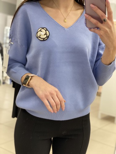 Sweter gładki w serek dopinany kwiat 3D