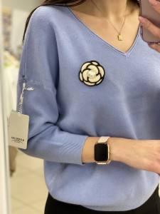 Sweter gładki w serek dopinany kwiat 3D