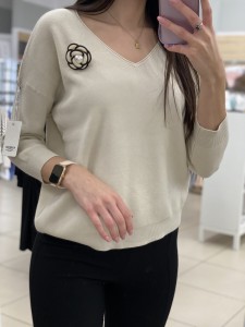 Sweter gładki w serek dopinany kwiat 3D