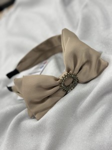 Opaska satynowa z kokardka i kólkiem z cyrkonii