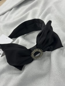 Opaska satynowa z kokardka i kólkiem z cyrkonii