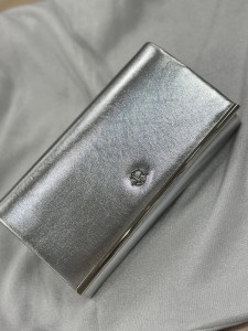 Kopertówka elegancka złota pozioma lamówka 