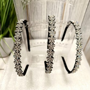 Opaska do włosów zdobiona kryształkami 