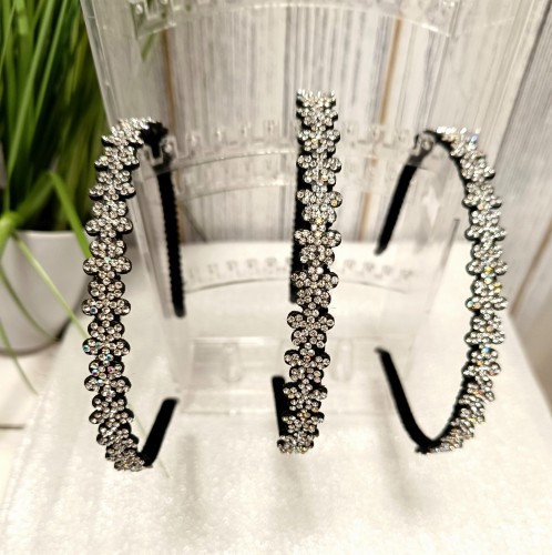 Opaska do włosów zdobiona kryształkami 