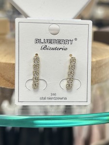 Kolczyki podłużne w środku kryształki