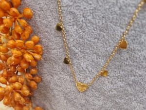 Naszyjnik w serduszka z grawerowanym serduszkiem 