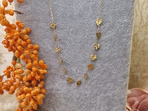 Naszyjnik z wytłaczanymi zawieszkami w kształcie serc