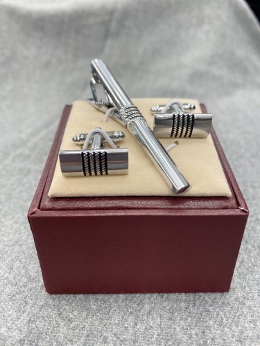 Spinki do mankietów i krawata srebrne wąskie z falowanym wzorkiem