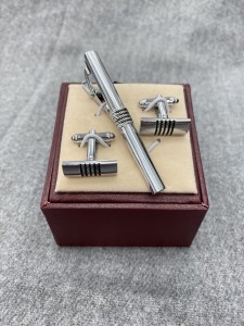 Spinki do mankietów i krawata srebrne wąskie z falowanym wzorkiem