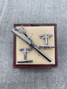 Spinki do mankietów i krawata srebrne wąskie z falowanym wzorkiem