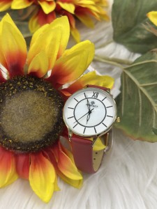 Zegarek damski na pasku analogowy okrągła tarcza perłowa