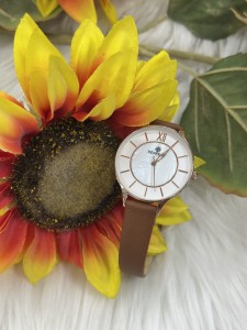 Zegarek damski na pasku analogowy okrągła tarcza perłowa