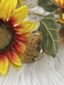 Zegarek damski na pasku analogowy okrągła tarcza perłowa