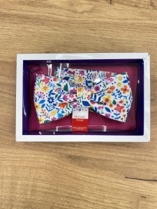 Mucha męska biała wzór kolorowa łąka 