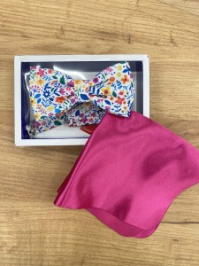 Mucha męska biała wzór kolorowa łąka 