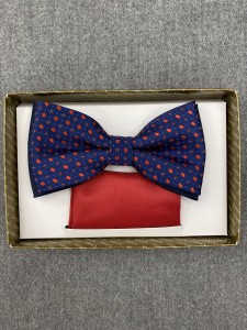 Mucha męska granatowa w czerwone kwadraty i kropki z poszetką