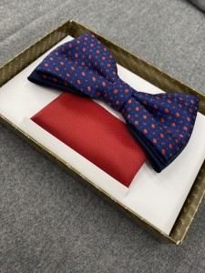 Mucha męska granatowa w czerwone kwadraty i kropki z poszetką