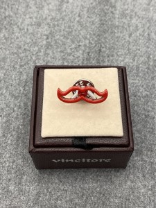 Pin do klapy marynarki WĄSY