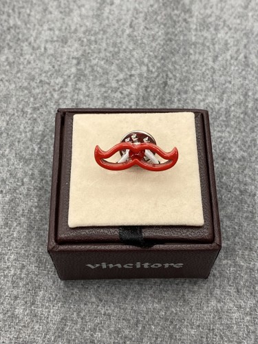 Pin do klapy marynarki WĄSY