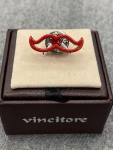 Pin do klapy marynarki WĄSY